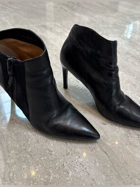 Via Spiga Black Leather Pointed-Toe Ankle Boots